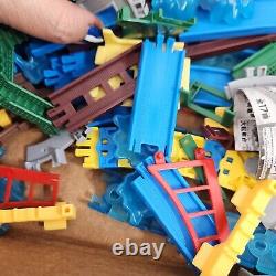 Ensemble de capsules de train TOMY Thomas Plarail avec pistes bleues, locomotives, wagons, remontoirs en vrac