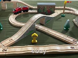 Ensemble de jeu de train Thomas Wooden Railway Engineers - Ensemble de pistes avec tunnel accidenté et tour