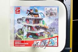 Ensemble de jouets de chemin de fer de montagne multicolore avec grue et rails de train Ensemble de jouets de chemin de fer de montagne multicolore avec grue et rails de train