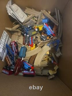 Ensemble de locomotives et de wagons/cars de fret Thomas et ses amis Trackmaster avec des rails