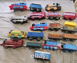 Ensemble de locomotives et de wagons/cars de fret Thomas et ses amis Trackmaster avec des rails
