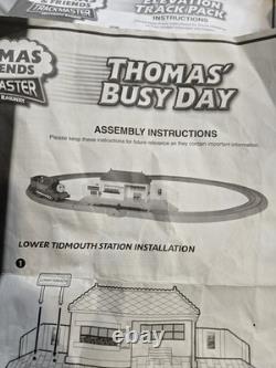 Ensemble de locomotives et de wagons/cars de fret Thomas et ses amis Trackmaster avec des rails