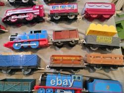 Ensemble de locomotives et de wagons/cars de fret Thomas et ses amis Trackmaster avec des rails