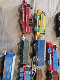 Ensemble de locomotives et de wagons/cars de fret Thomas et ses amis Trackmaster avec des rails