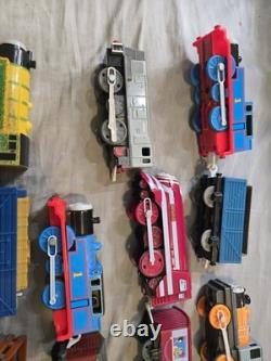 Ensemble de locomotives et de wagons/cars de fret Thomas et ses amis Trackmaster avec des rails