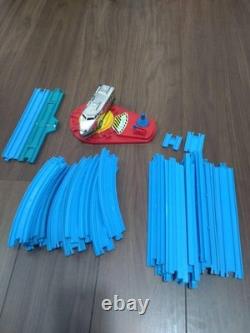 Ensemble de rails Plarail avec 30 pièces, table tournante et véhicule train bonus, utilisé