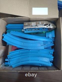 Ensemble de rails Plarail avec 30 pièces, table tournante et véhicule train bonus, utilisé