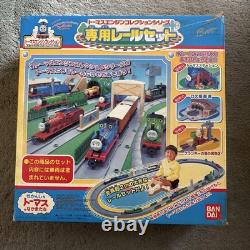 Ensemble de rails Thomas le Tank Engine avec 3 locomotives par Bandai pour les enfants de 3 ans et plus