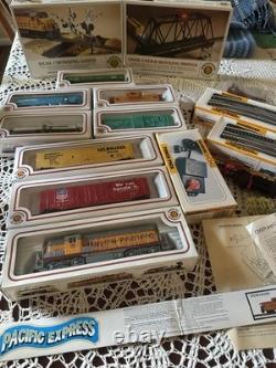 Ensemble de train Bachmann Pacific Express avec locomotive diesel, 7 voitures, bloc d'alimentation, ponts