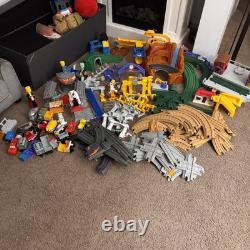 Ensemble de train Fisher Price GeoTrax avec bâtiments, rails et voitures - Lot de 170+ pièces Disney