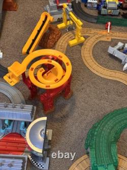 Ensemble de train Fisher Price GeoTrax avec bâtiments, rails et voitures - Lot de 170+ pièces Disney