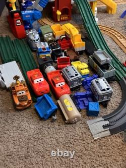 Ensemble de train Fisher Price GeoTrax avec bâtiments, rails et voitures - Lot de 170+ pièces Disney