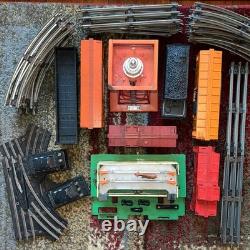 Ensemble de train Lionel Vintage comprenant une piste ovale, un enclos pour animaux + une tour non testés