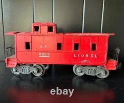 Ensemble de train Lionel Vintage comprenant une piste ovale, un enclos pour animaux + une tour non testés