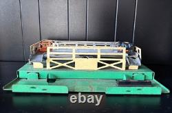 Ensemble de train Lionel Vintage comprenant une piste ovale, un enclos pour animaux + une tour non testés