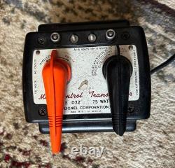 Ensemble de train Lionel Vintage comprenant une piste ovale, un enclos pour animaux + une tour non testés