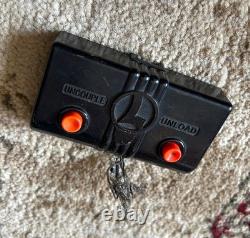 Ensemble de train Lionel Vintage comprenant une piste ovale, un enclos pour animaux + une tour non testés