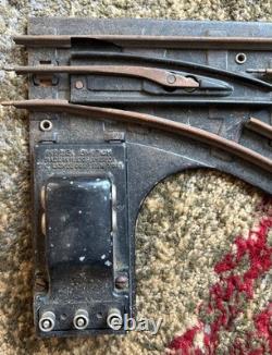 Ensemble de train Lionel Vintage comprenant une piste ovale, un enclos pour animaux + une tour non testés