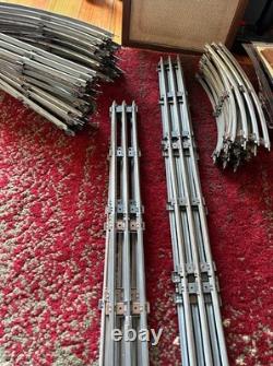 Ensemble de train Lionel Vintage comprenant une piste ovale, un enclos pour animaux + une tour non testés