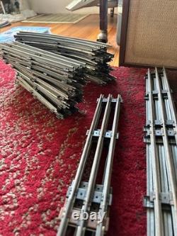 Ensemble de train Lionel Vintage comprenant une piste ovale, un enclos pour animaux + une tour non testés