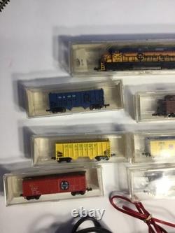 Ensemble de train N échelle vintage avec locomotive, wagons et rails testé, fonctionne.