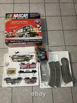 Ensemble de train NASCAR. 5 voitures, 1 panneau NASCAR, 12 pistes. Manuel, boîte d'alimentation