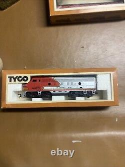 Ensemble de train Tyco vintage, voies, alimentation, accessoires en bordure de voie et plus, Santa Fe