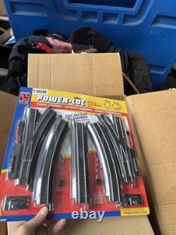 Ensemble de train électrique HO à l'échelle réaliste, locomotive, rails, bâtiments, état frais.