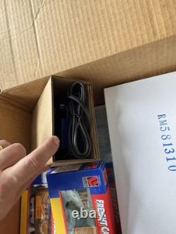 Ensemble de train électrique HO à l'échelle réaliste, locomotive, rails, bâtiments, état frais.