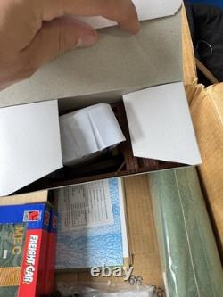 Ensemble de train électrique HO à l'échelle réaliste, locomotive, rails, bâtiments, état frais.