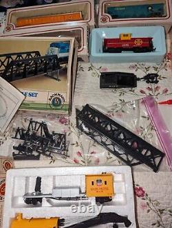Ensemble de train électrique Ho vintage Bachmann avec pont, poteaux de trestle, panneaux, grue, etc.