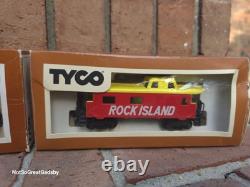 Ensemble de train électrique Tyco HO, voitures, rails, poteaux, pièces de rail NON TESTÉES, bloc d'alimentation.