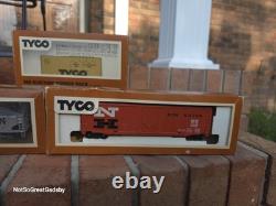 Ensemble de train électrique Tyco HO, voitures, rails, poteaux, pièces de rail NON TESTÉES, bloc d'alimentation.