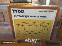 Ensemble de train électrique Tyco HO, voitures, rails, poteaux, pièces de rail NON TESTÉES, bloc d'alimentation.