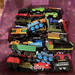 Ensemble de train en bois Thomas et ses amis avec la locomotive Thomas, les rails et les accessoires.
