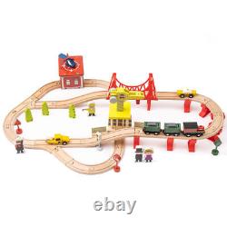 Ensemble de train en bois avec ensemble de voies en bois et trains magnétiques avec pont et rampe de jeu.