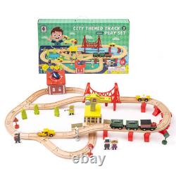 Ensemble de train en bois avec ensemble de voies en bois et trains magnétiques avec pont et rampe de jeu.