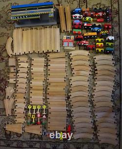 Ensemble de train en bois mélangé et accessoires - Lot de 140 pièces : rails, locomotives, panneaux, personnages, voitures