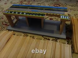 Ensemble de train en bois mélangé et accessoires - Lot de 140 pièces : rails, locomotives, panneaux, personnages, voitures