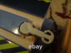 Ensemble de train en bois mélangé et accessoires - Lot de 140 pièces : rails, locomotives, panneaux, personnages, voitures