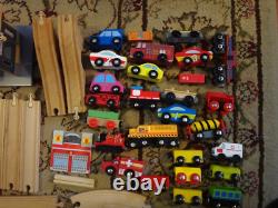 Ensemble de train en bois mélangé et accessoires - Lot de 140 pièces : rails, locomotives, panneaux, personnages, voitures