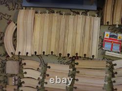 Ensemble de train en bois mélangé et accessoires - Lot de 140 pièces : rails, locomotives, panneaux, personnages, voitures