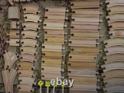 Ensemble de train en bois mélangé et accessoires - Lot de 140 pièces : rails, locomotives, panneaux, personnages, voitures