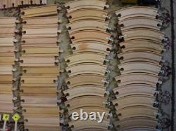 Ensemble de train en bois mélangé et accessoires - Lot de 140 pièces : rails, locomotives, panneaux, personnages, voitures