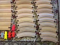Ensemble de train en bois mélangé et accessoires - Lot de 140 pièces : rails, locomotives, panneaux, personnages, voitures