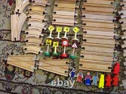 Ensemble de train en bois mélangé et accessoires - Lot de 140 pièces : rails, locomotives, panneaux, personnages, voitures