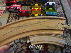 Ensemble de train en bois mélangé et accessoires - Lot de 140 pièces : rails, locomotives, panneaux, personnages, voitures