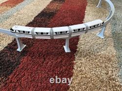 Ensemble de train monorail noir de Walt Disney World, voie monorail fonctionnelle