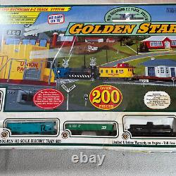 Ensemble de train vintage Bachmann Golden Star avec voie et accessoires d'origine, ouvert.