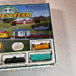 Ensemble de train vintage Bachmann Golden Star avec voie et accessoires d'origine, ouvert.